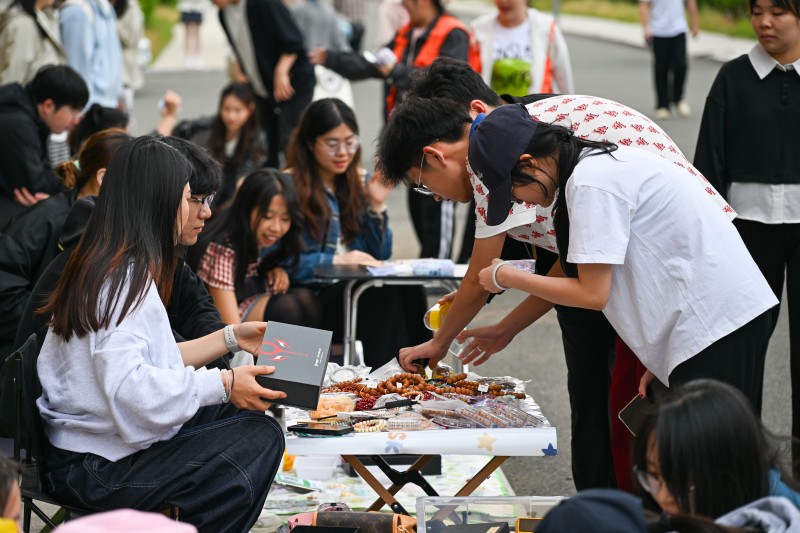 延边大学珲春校区举办“以物载情·传递青春”毕业季集市