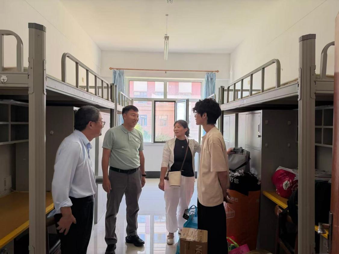 延边大学珲春校区开展少数民族预科新生寝室走访慰问活动