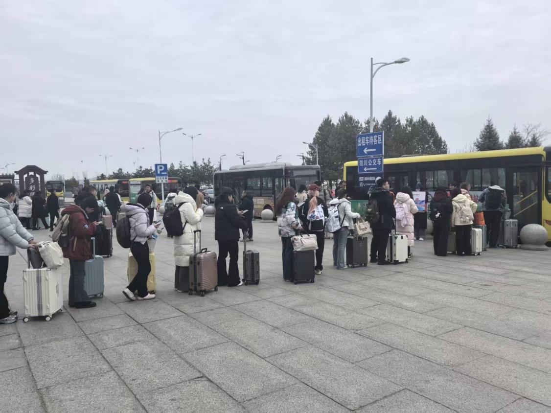 延边大学珲春校区圆满完成2026年春季学期暖心接站服务